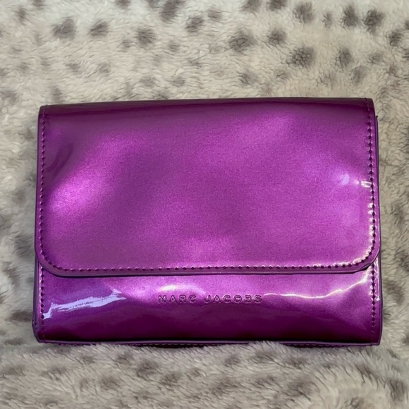 MARC JACOBS GLOSSY CLUTCH / COSMETIC BAG - Picture 7 of 8